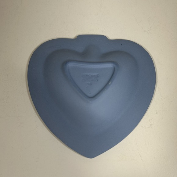 Vintage light blue English Wedgwood Jasperware Heart Shaped Dish 4.5" - Picture 3 of 5